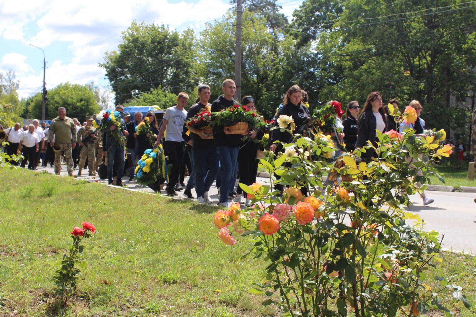 Новини Хмельницького - фото з На Хмельниччині провели в останню дорогу 19-річного Сергія Сищука