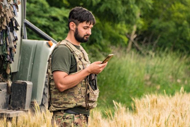 Новини Вінниці - фото з «Кохана, не хвилюйся. Люблю тебе...»: що пишуть військові рідним з війни? На зображенні може бути: 1 особа та на відкритому повітрі