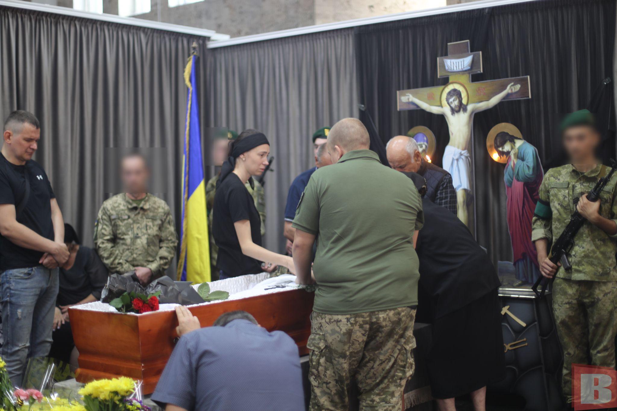 Новини Хмельницького - фото з Прощання із військовими у Хмельницькому: один нещодавно одружився, інший - мав двох дітей