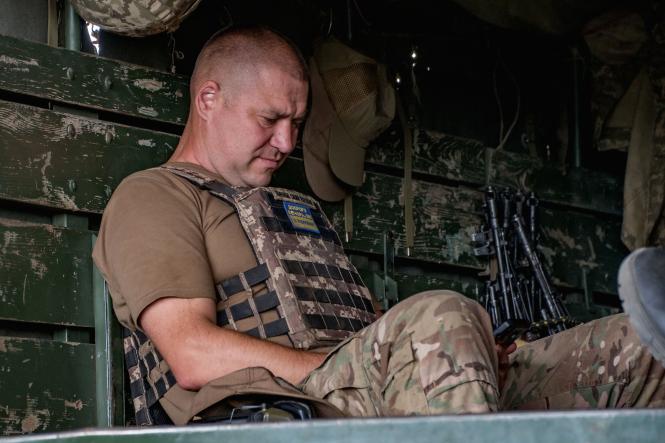 Новини Вінниці - фото з «Кохана, не хвилюйся. Люблю тебе...»: що пишуть військові рідним з війни? На зображенні може бути: 1 особа та військова форма