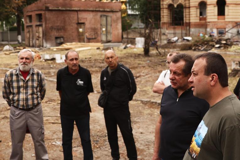 На зображенні може бути: 5 людей, люди стоять та на відкритому повітрі