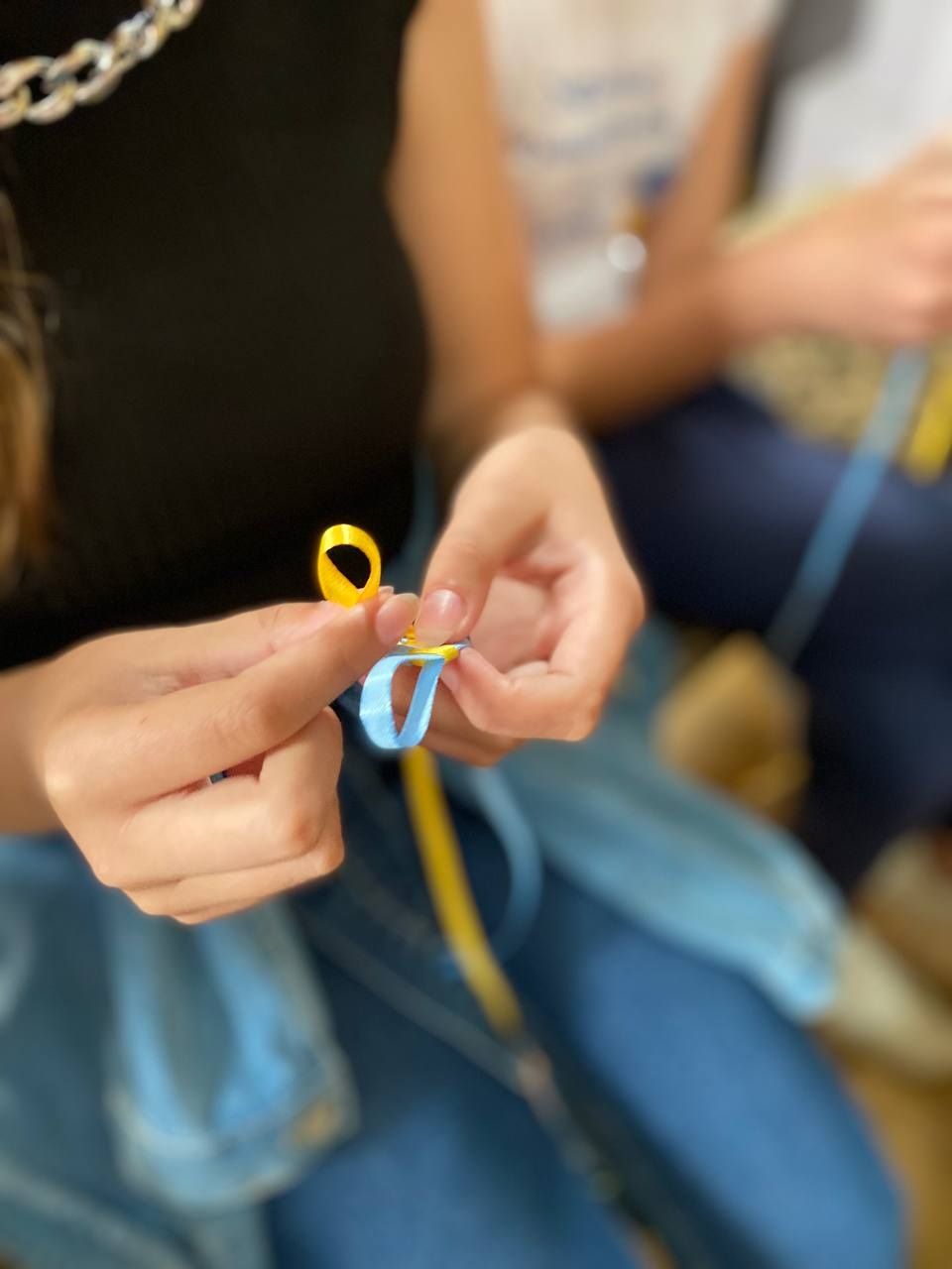 Новини Тернополя - фото з Радію, що цим можна подякувати воїнам: як діти в Озерній допомагають ЗСУ