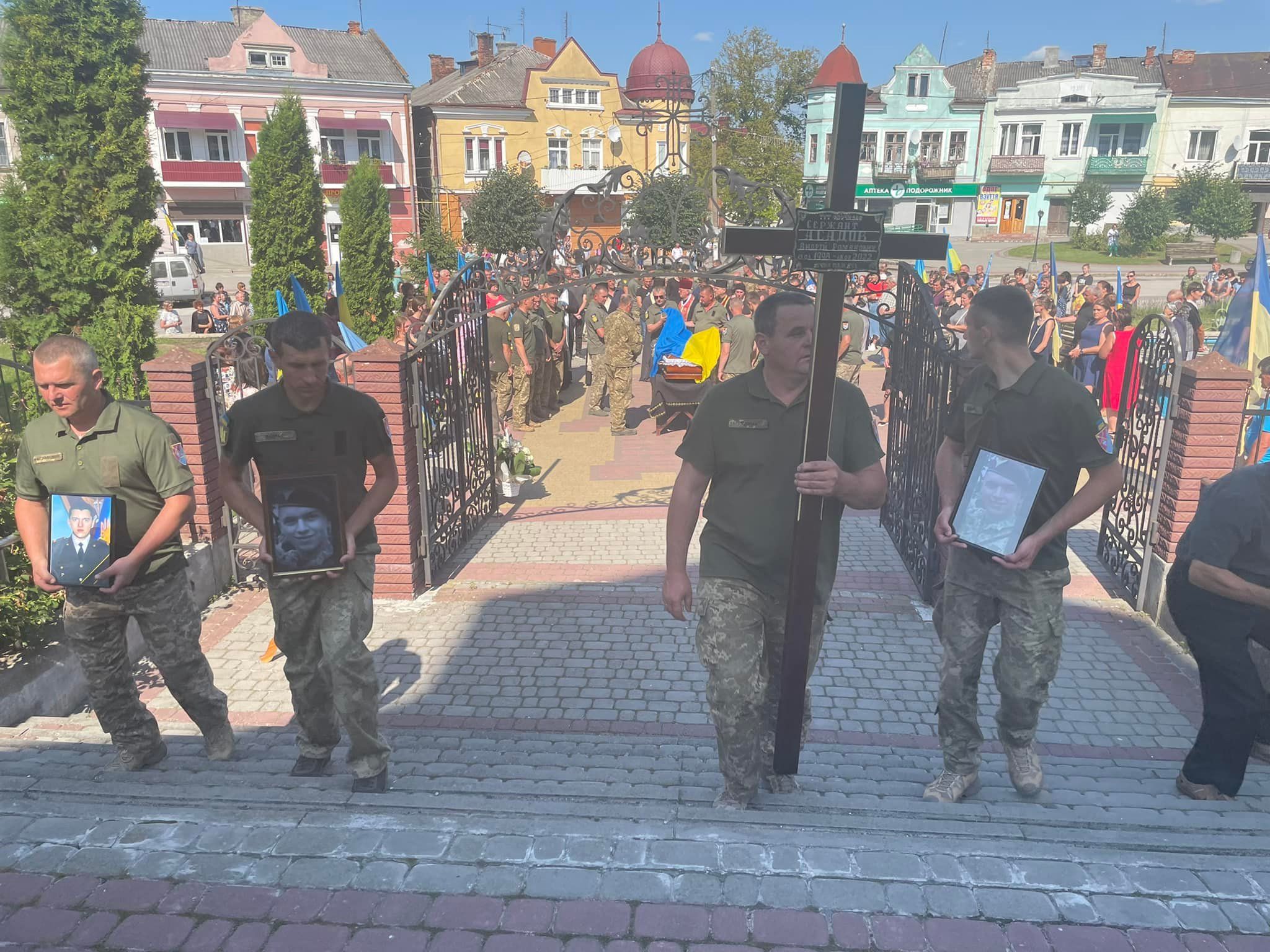 Новини Тернополя - фото з Йому навіки залишилось 24… У Підгаєцькій громаді попрощалися з бойовим медиком Андрієм Асадовим