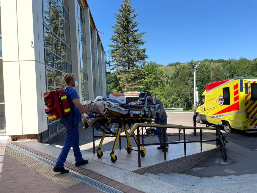 Новини Вінниці - фото з У Дрездені рятують семирічного Рому, який постраждав внаслідок ракетного удару На зображенні може бути: 2 людини, люди стоять та на відкритому повітрі