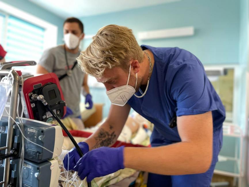 Новини Вінниці - фото з У Дрездені рятують семирічного Рому, який постраждав внаслідок ракетного удару На зображенні може бути: 1 особа та стоїть