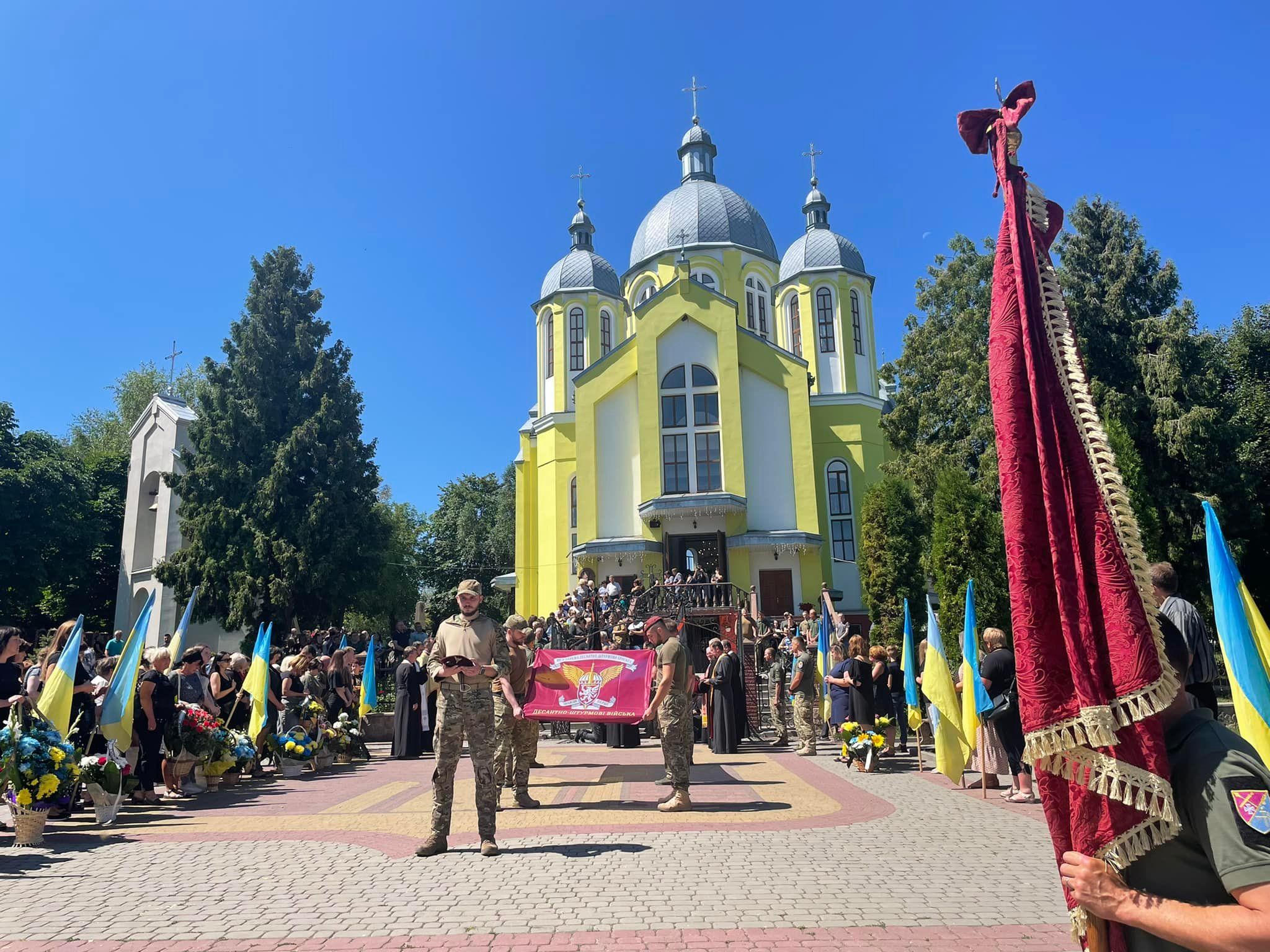 Новини Тернополя - фото з Йому навіки залишилось 24… У Підгаєцькій громаді попрощалися з бойовим медиком Андрієм Асадовим