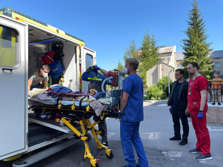 Новини Вінниці - фото з У Дрездені рятують семирічного Рому, який постраждав внаслідок ракетного удару На зображенні може бути: 7 людей, люди стоять та на відкритому повітрі