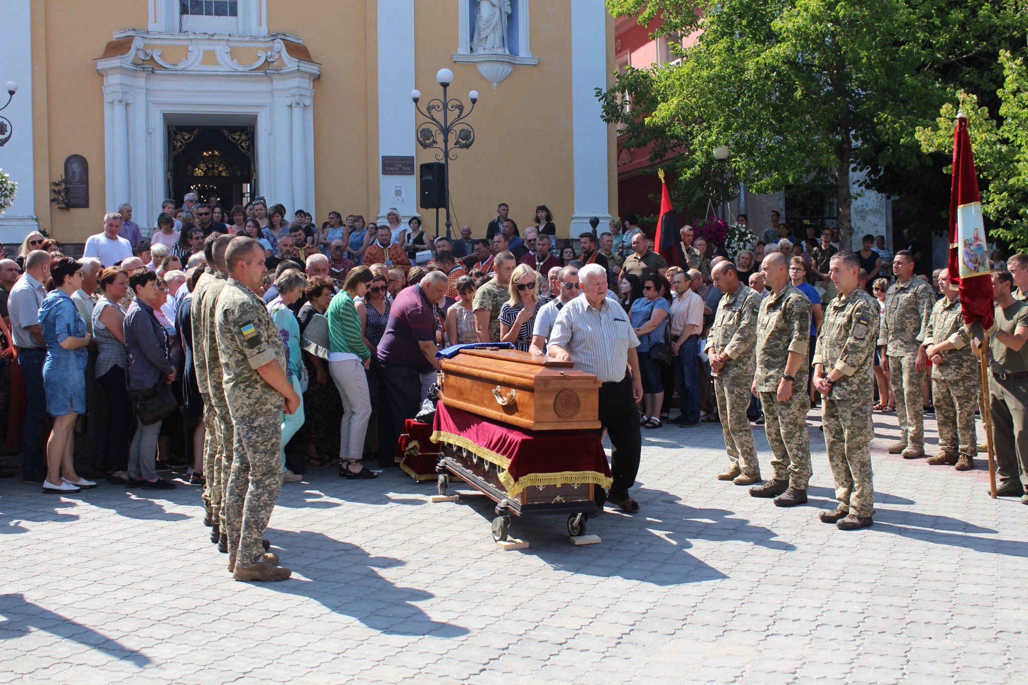 Новини Тернополя - фото з Біль крає серце! У Бережанах попрощалися зі старшим лейтенантом Володимиром Сошиком
