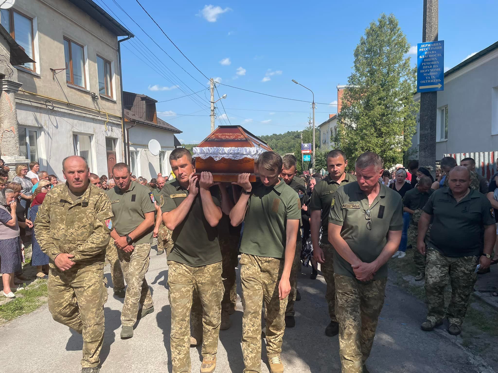 Новини Тернополя - фото з Йому навіки залишилось 24… У Підгаєцькій громаді попрощалися з бойовим медиком Андрієм Асадовим