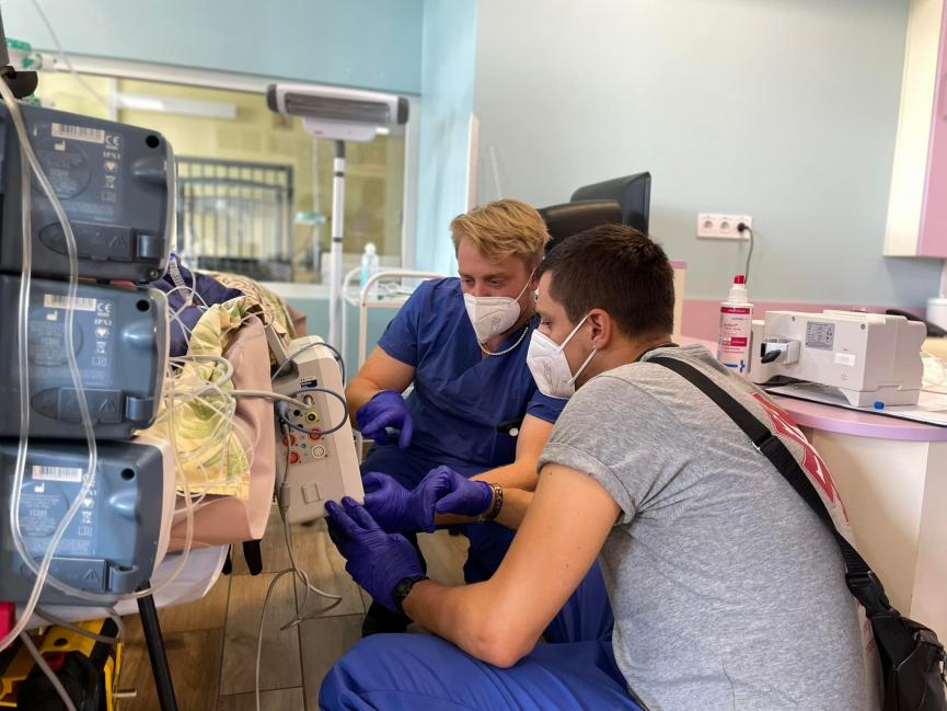 Новини Вінниці - фото з У Дрездені рятують семирічного Рому, який постраждав внаслідок ракетного удару На зображенні може бути: 1 особа, стоїть та у приміщенні