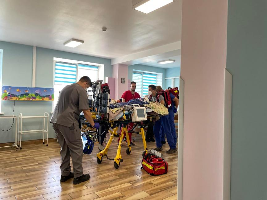 Новини Вінниці - фото з У Дрездені рятують семирічного Рому, який постраждав внаслідок ракетного удару На зображенні може бути: 4 людини, люди стоять, взуття та у приміщенні