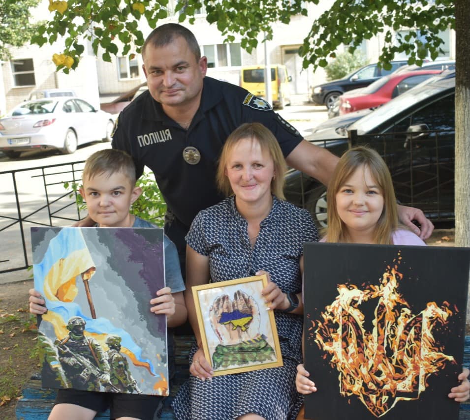 Новини Хмельницького - фото з Сім’я поліцейського створює патріотичні картини та допомагає ЗСУ