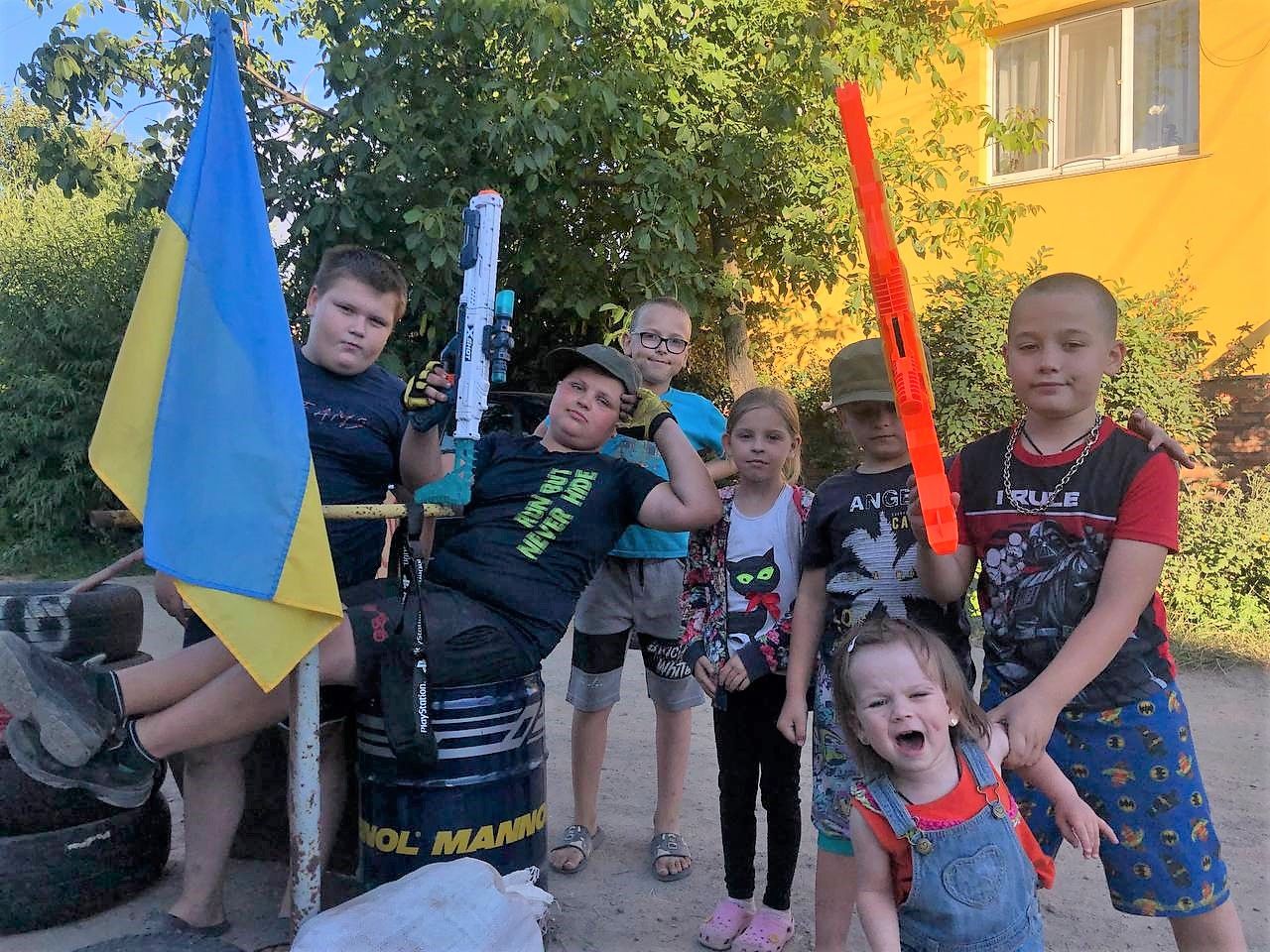 Новини Вінниці - фото з Діти створили «блокпост» на Старому місті, щоб збирати кошти на ЗСУ