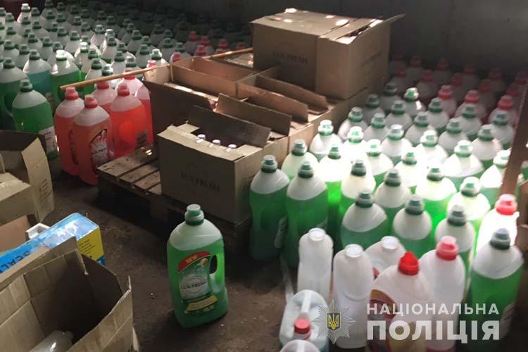 Новини Тернополя - фото з На Чортківщині група шахраїв виготовляла підробки побутової хімії відомих брендів