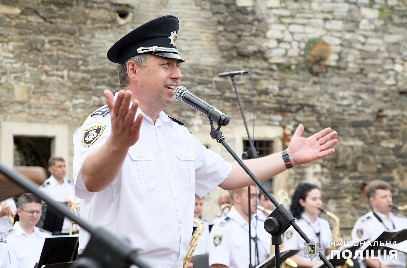 Новини Хмельницького - фото з Змінив мікрофон на автомат: поліцейський з Хмельницького воює на передовій разом із синами