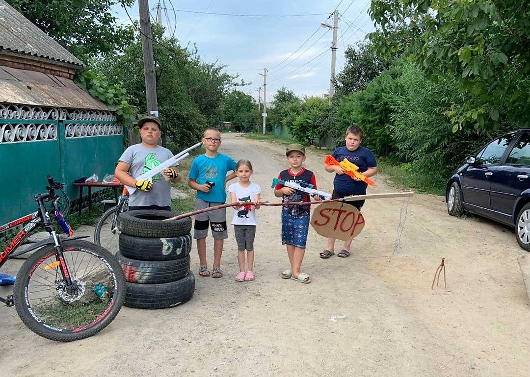 Новини Вінниці - фото з Діти створили «блокпост» на Старому місті, щоб збирати кошти на ЗСУ