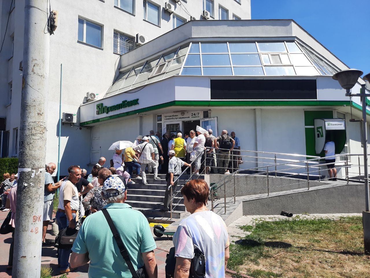 Новини Вінниці - фото з Біля банків черги, бо вінничани хочуть отримати допомогу від ООН. Як її можна оформити?