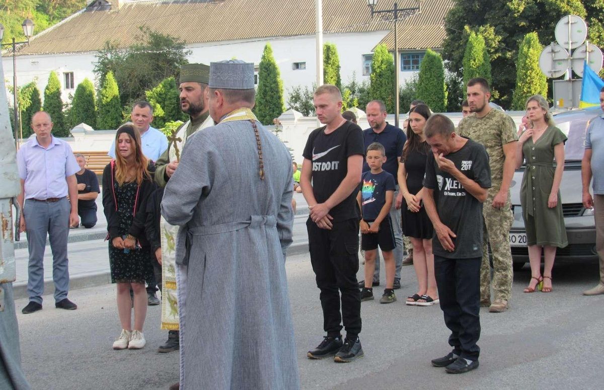 Новини Тернополя - фото з Почаїв у жалобі. Прощаються із воїном та батьком чотирьох дітей Ігорем Магусом