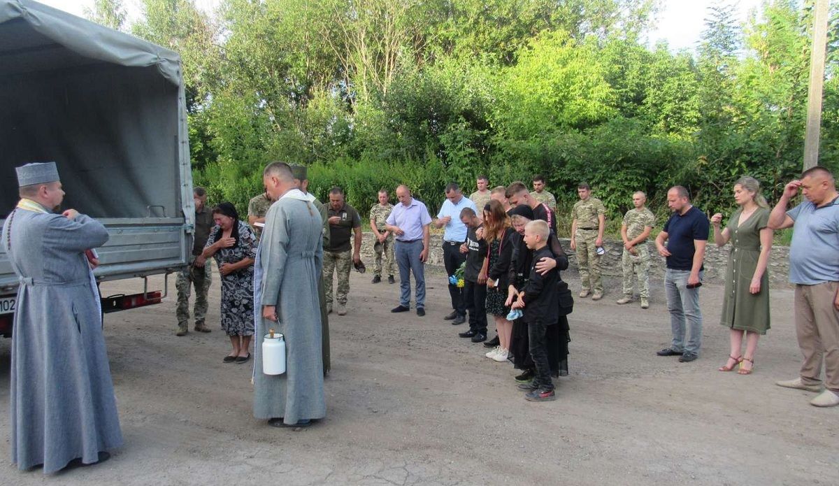 Новини Тернополя - фото з Почаїв у жалобі. Прощаються із воїном та батьком чотирьох дітей Ігорем Магусом