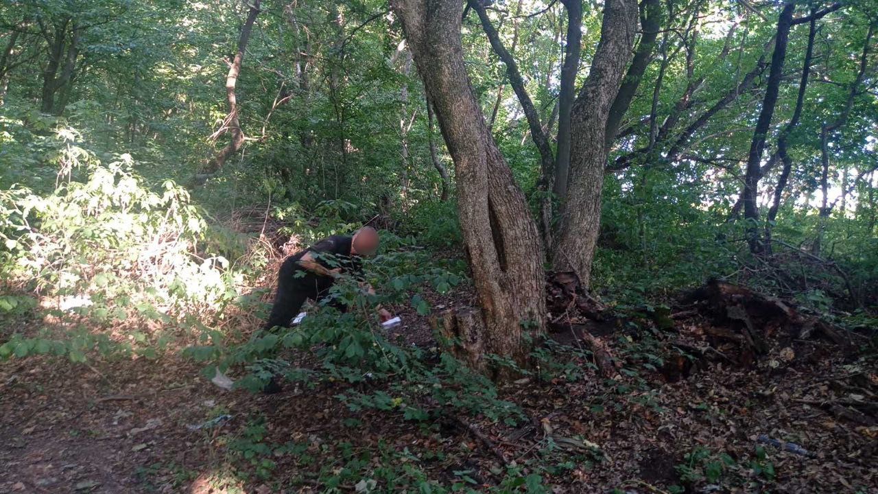 Новини Хмельницького - фото з Авангардівці знайшли набої до автомата Калашникова в парку Хмельницького