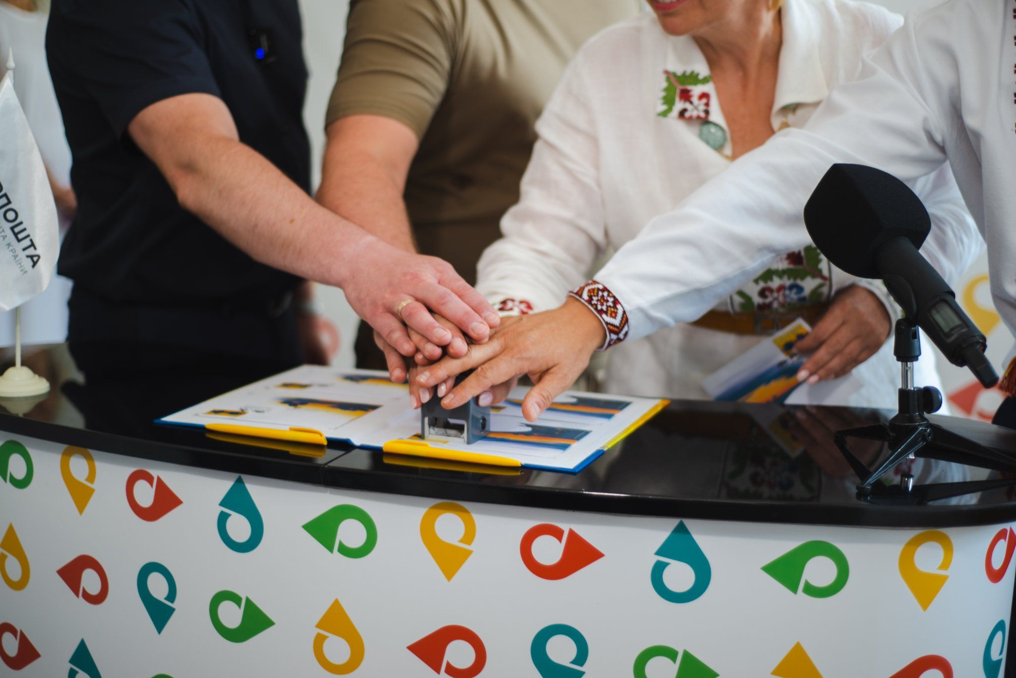 Новини Тернополя - фото з У Тернополі відбулося спецпогашення марки «Доброго вечора, ми з України». Які є обмеження на продаж