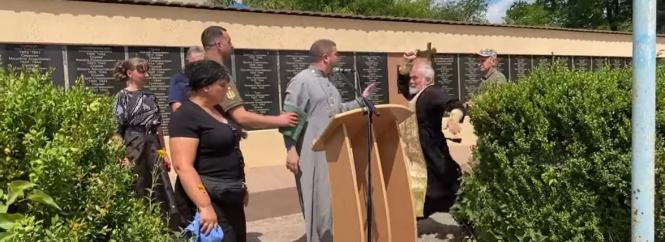 Новини Вінниці - фото з Спростування фейку росії, питання освіти та інше важливе за 29 липня у Вінниці Під час поховання Героя московський піп хрестом побив українського батюшку