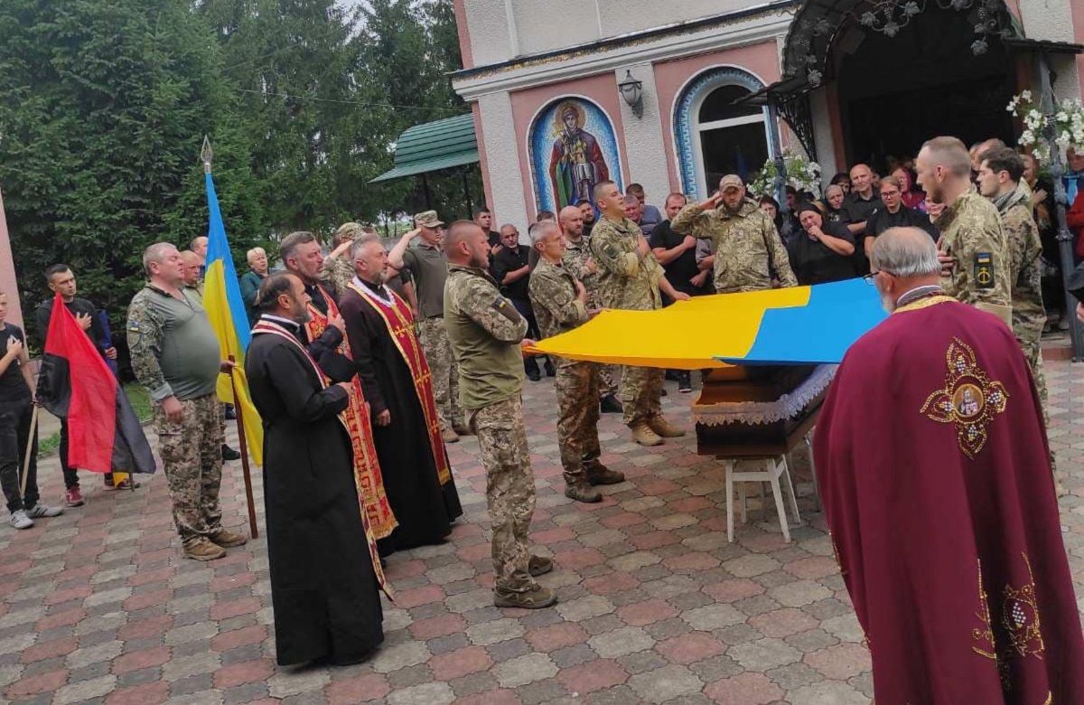 Новини Тернополя - фото з Чортківщина попрощалась із капітаном ЗСУ, який помер після повернення із зони бойових дій