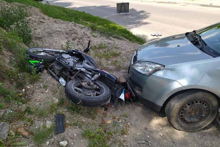 Новини Тернополя - фото з На Кременеччині на залізничному переїзді автомобіль зіткнувся з тепловозом. Водійка у лікарні