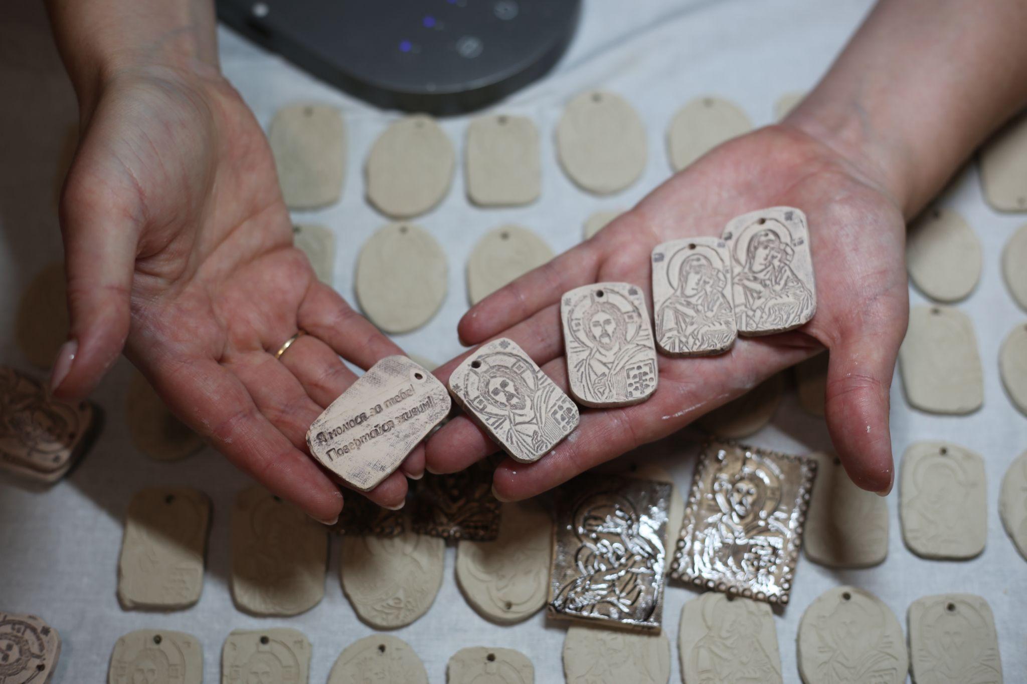 Новини Вінниці - фото з «Вони оберігають наших бійців». Вінничанка написала та передала на фронт понад 1300 ікон