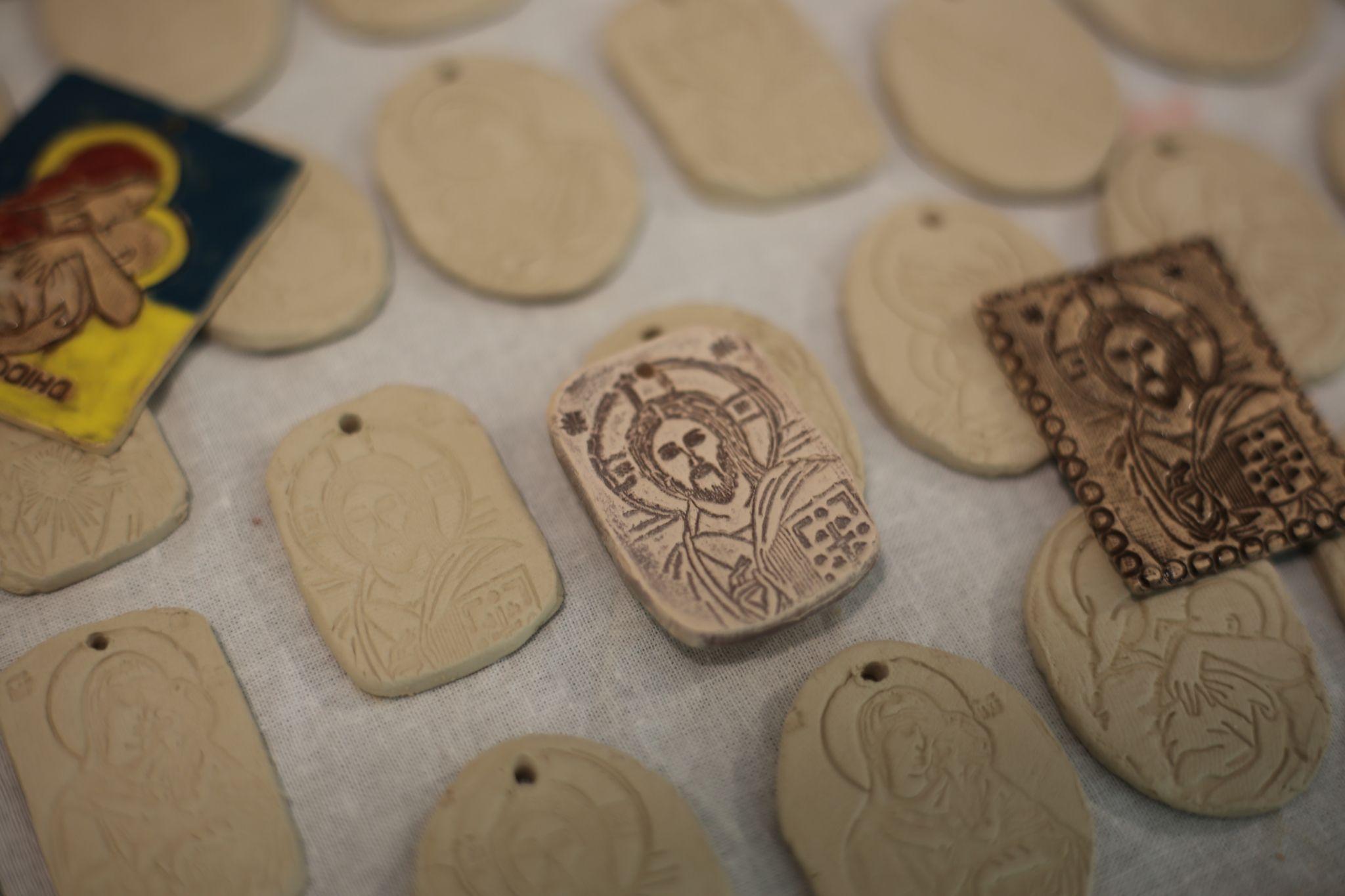 Новини Вінниці - фото з «Вони оберігають наших бійців». Вінничанка написала та передала на фронт понад 1300 ікон