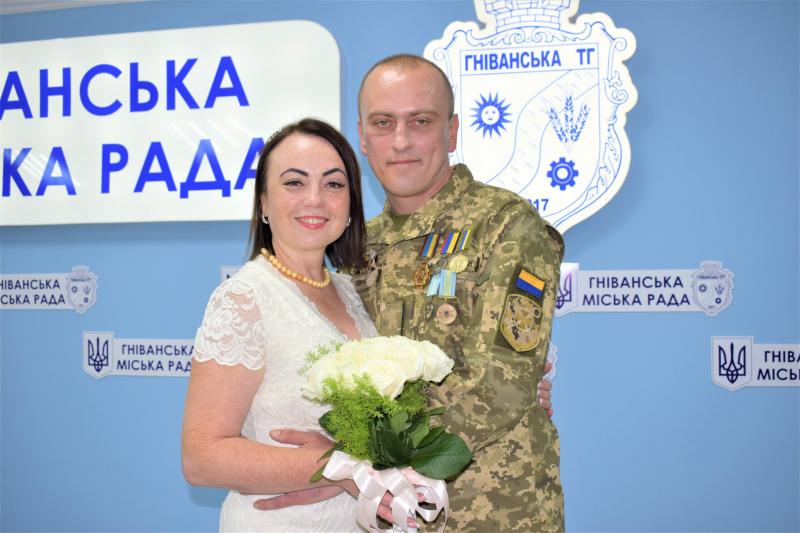 На зображенні може бути: 2 людини, люди стоять та текст