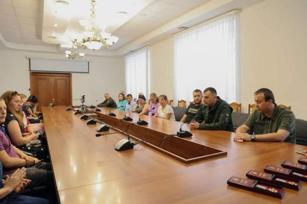 На зображенні може бути: 11 людей, люди стоять та у приміщенні