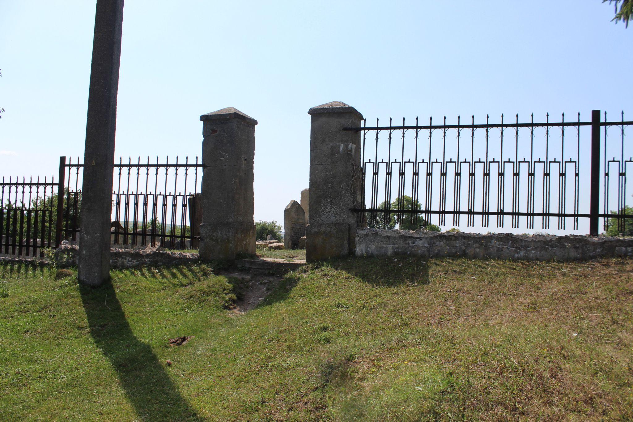 Новини Тернополя - фото з В Україні немає аналогів! Як виглядає одне з найбільших єврейських кладовищ на Тернопільщині? (ФОТОРЕПОРТАЖ)