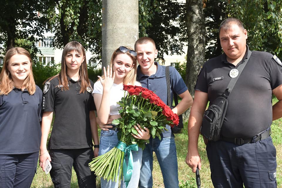 Новини Хмельницького - фото з 101 троянда, каблучка та поліція: на Хмельниччині юнак оригінально освідчився коханій