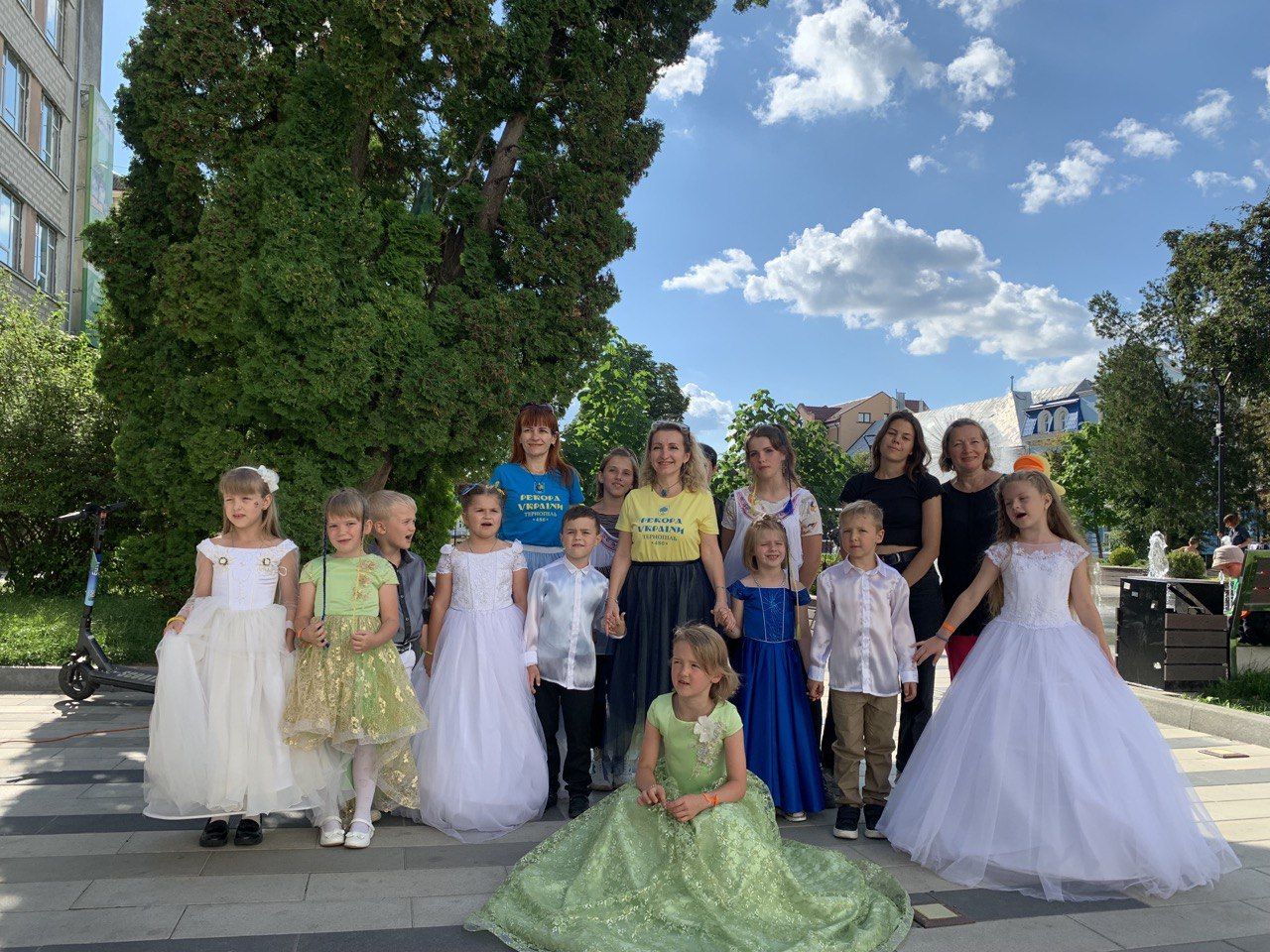 Новини Тернополя - фото з У Тернополі демонстрували сукні та збирали гроші на ЗСУ (ФОТО)