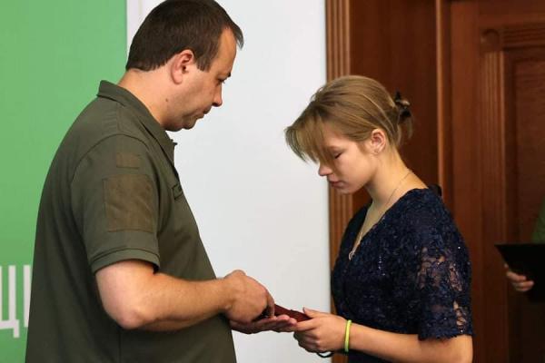 На зображенні може бути: 2 людини, люди стоять та у приміщенні