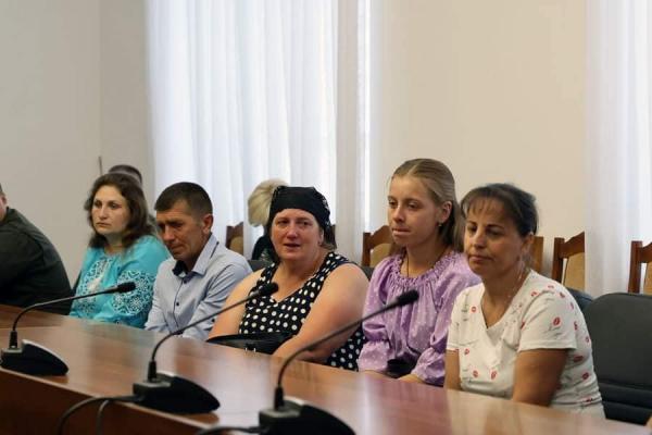 На зображенні може бути: 6 людей, люди сидять, люди стоять та у приміщенні