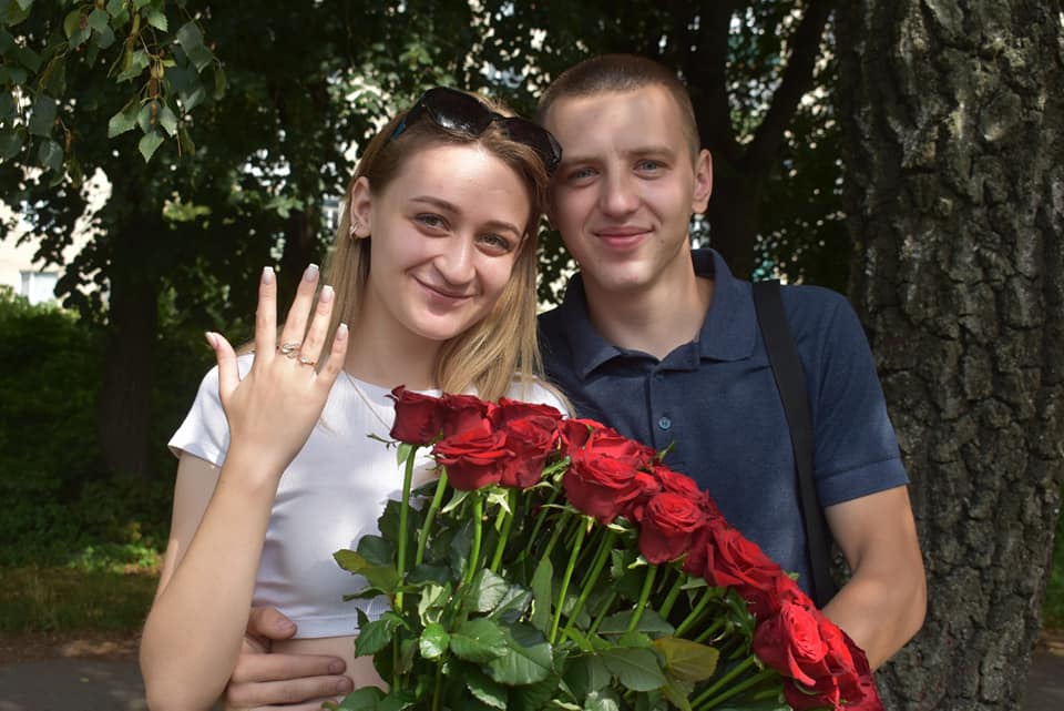 Новини Хмельницького - фото з 101 троянда, каблучка та поліція: на Хмельниччині юнак оригінально освідчився коханій