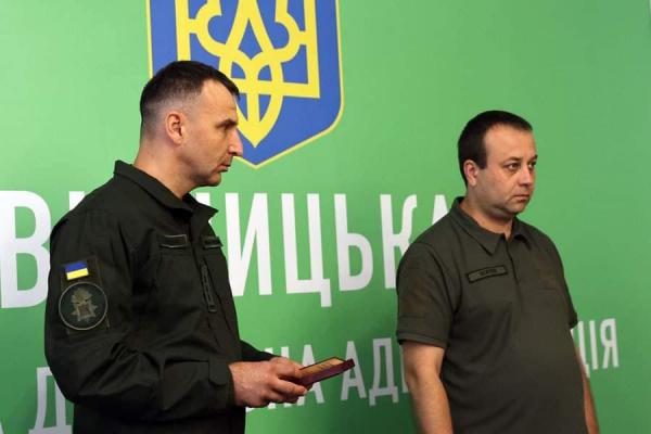 На зображенні може бути: 2 людини, люди стоять та у приміщенні