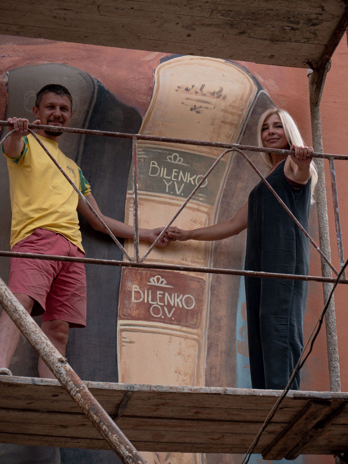 Новини Тернополя - фото з Створений під звуки сирен. Історія муралу в Чорткові, над яким працювали переселенці (ВІДЕО)