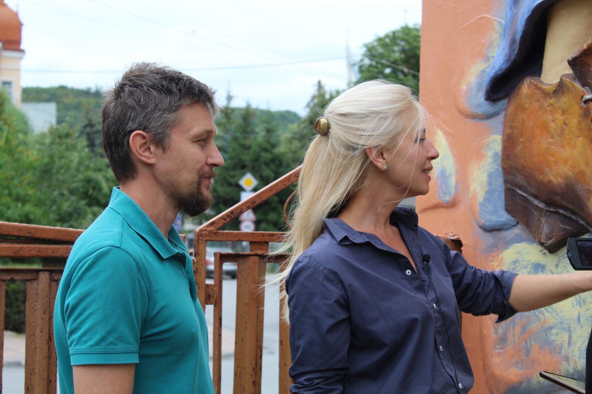 Новини Тернополя - фото з Створений під звуки сирен. Історія муралу в Чорткові, над яким працювали переселенці (ВІДЕО)