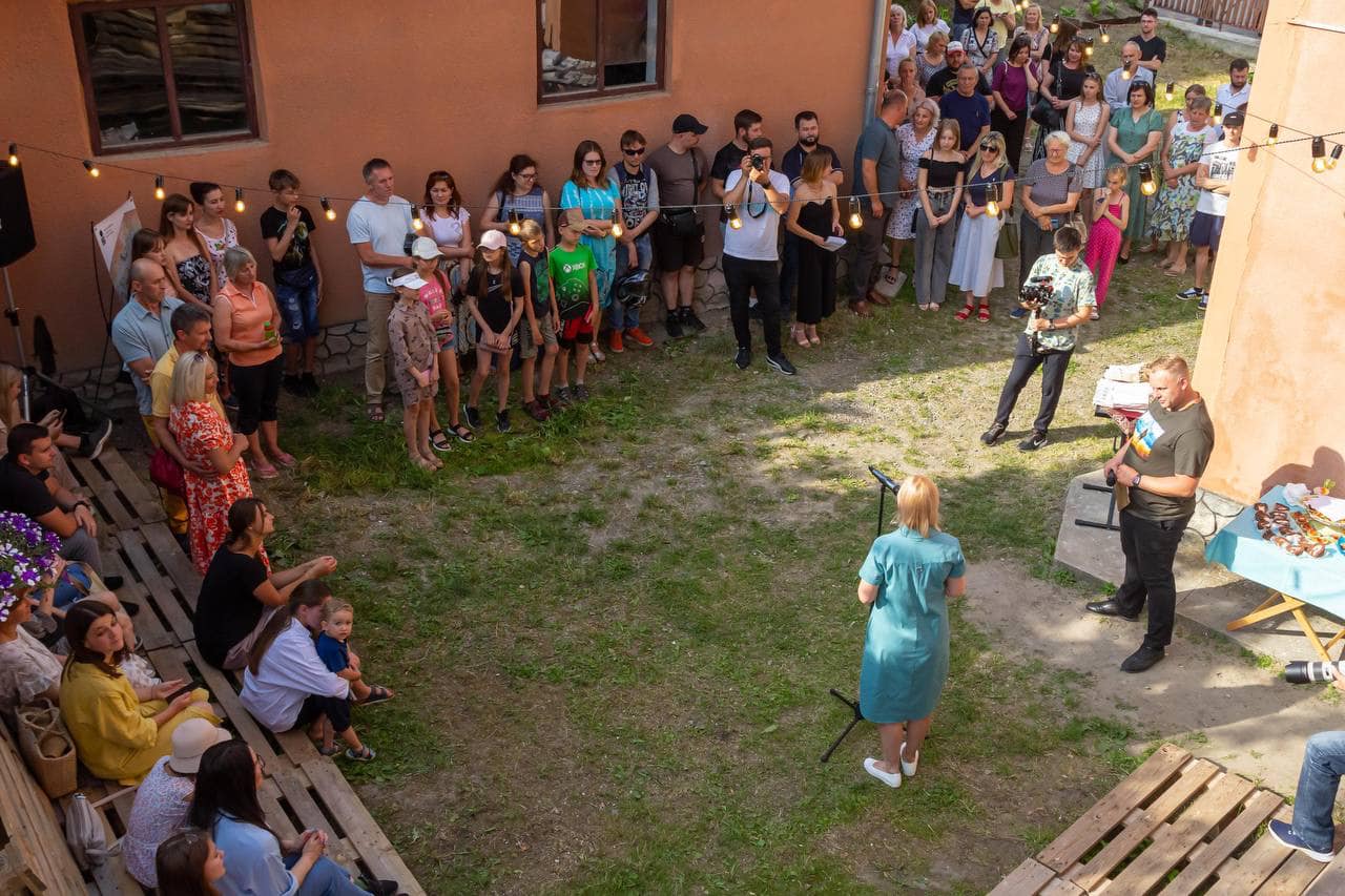 Новини Тернополя - фото з Створений під звуки сирен. Історія муралу в Чорткові, над яким працювали переселенці (ВІДЕО)