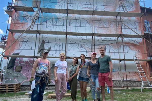 Новини Тернополя - фото з Створений під звуки сирен. Історія муралу в Чорткові, над яким працювали переселенці (ВІДЕО)