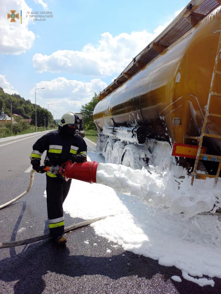 Новини Тернополя - фото з На дорозі Івано-Франківськ — Тернопіль загорівся борошновоз