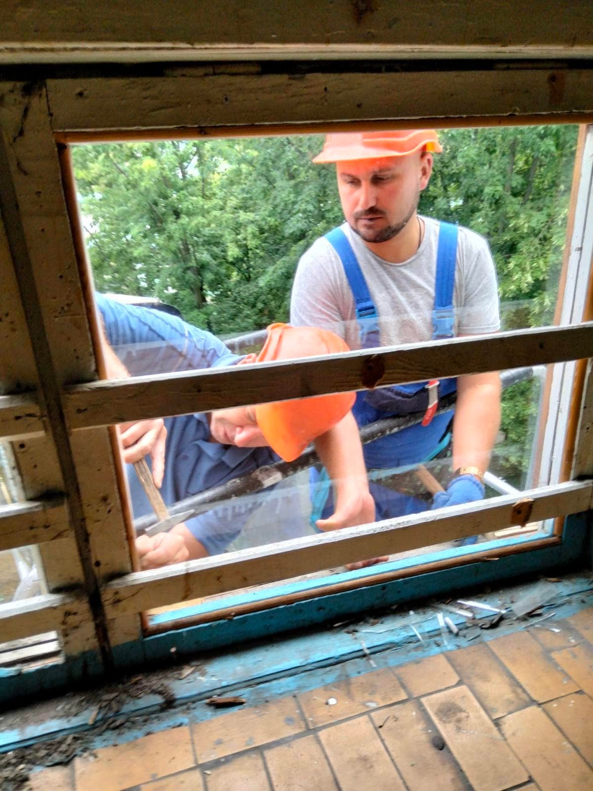 Возможно, это изображение 2 человека и в помещении