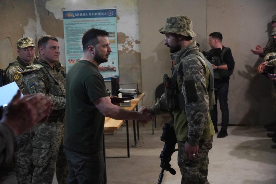 Новини Вінниці - фото з Під Херсоном загинув нагороджений Президентом військовий Вадим Гутнік На зображенні може бути: 5 людей та військова форма