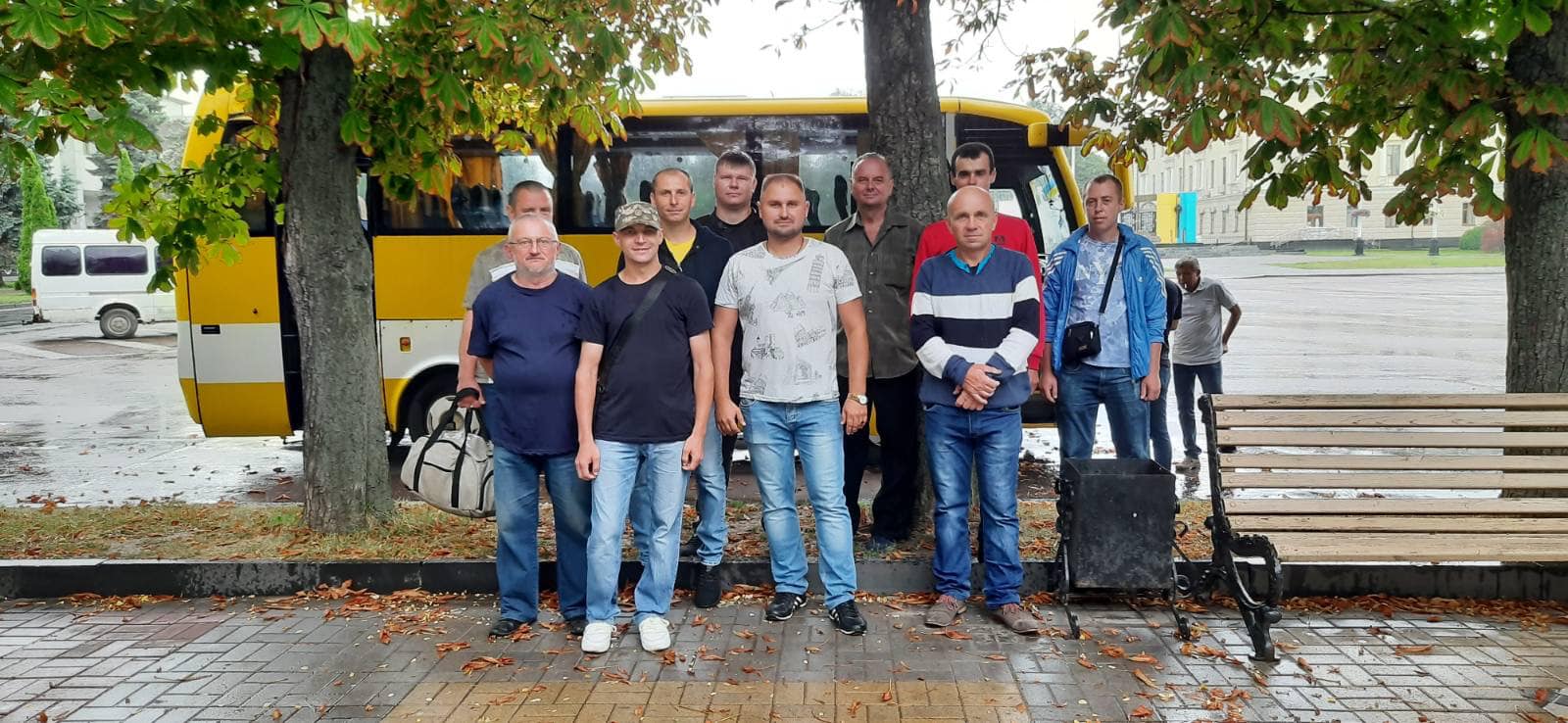 Возможно, это изображение 7 человек, люди стоят, дерево и дорога