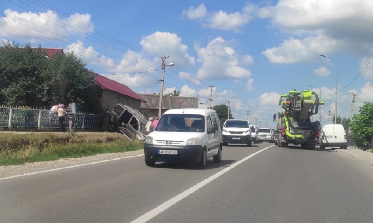 Новини Тернополя - фото з Біля Кровінки авто перекинулось в кювет. Потерпілих забрала швидка (ОНОВЛЕНО)
