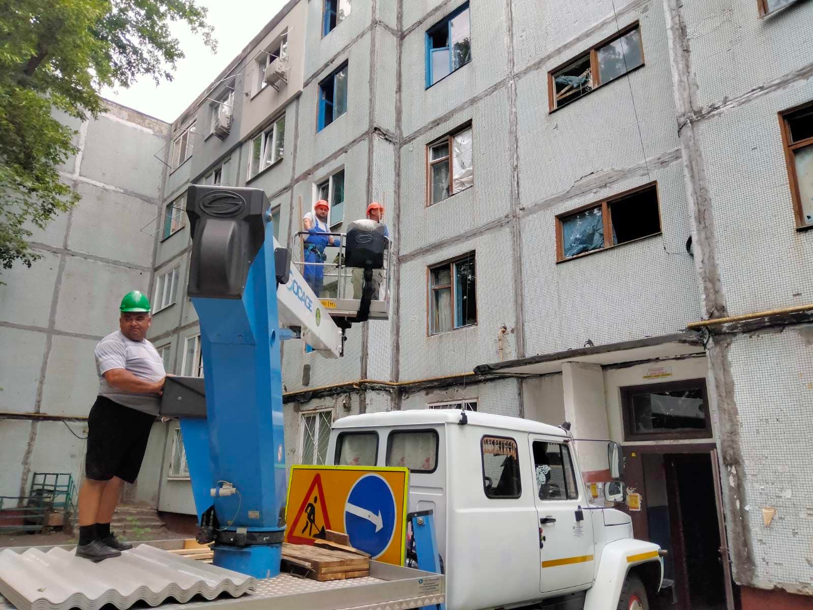 Возможно, это изображение 3 человека и на открытом воздухе