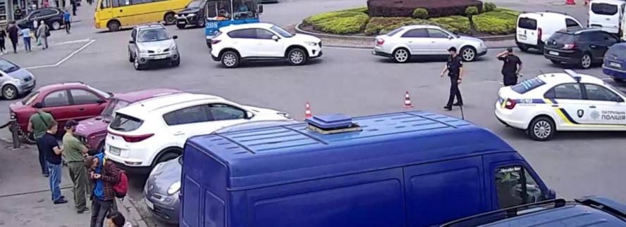 Всіх вигнали з Центрального ринку і залізничного вокзалу. Поліція перевіряє інфу про замінуванння